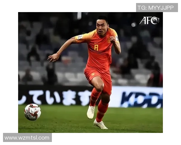 业余足球明星的崛起与传奇故事揭秘，如何在草根舞台上闪耀光芒